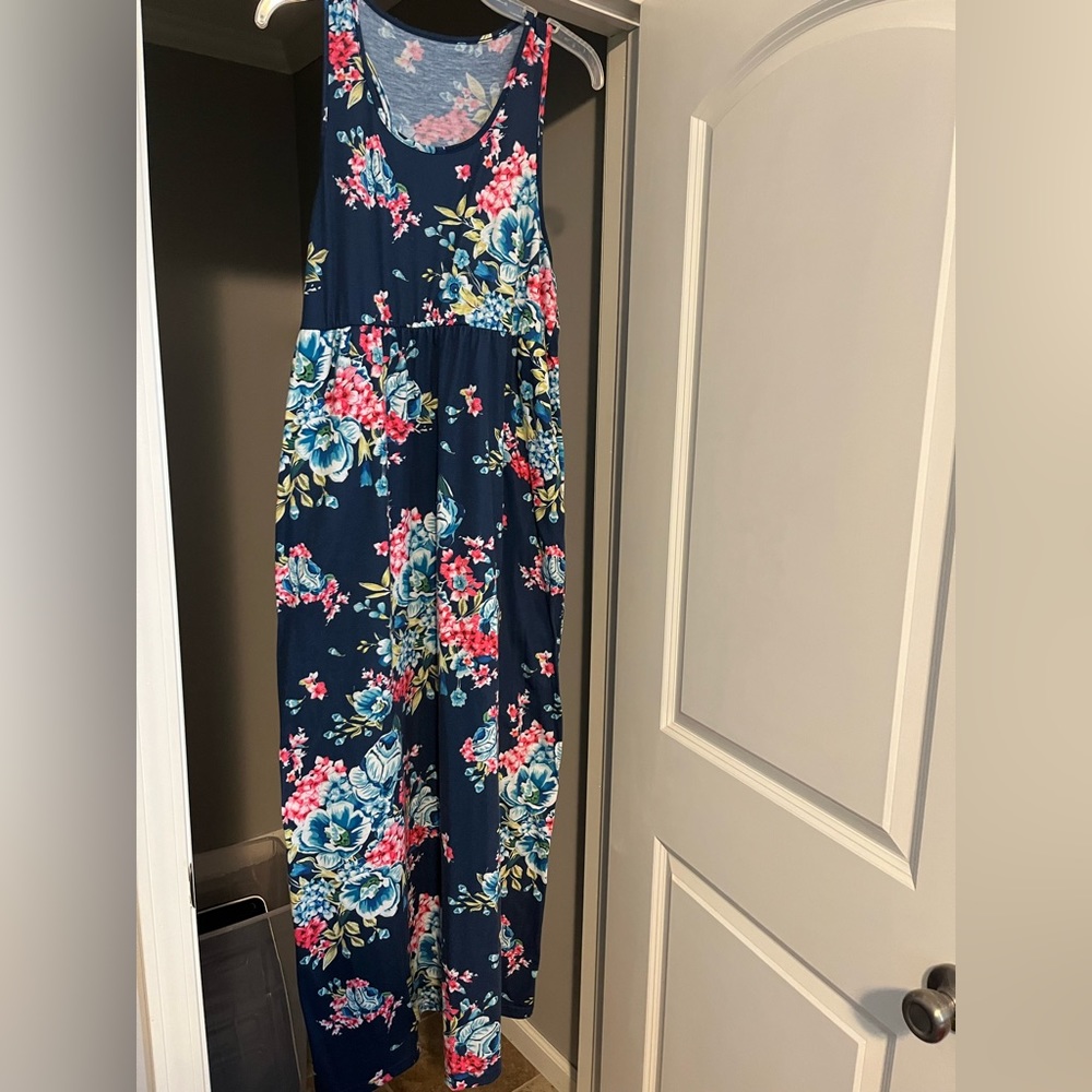 Women's Floral Maxi w/Pockets!